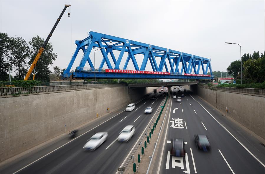 （經濟）（1）京沈客專跨五環路大橋精準就位