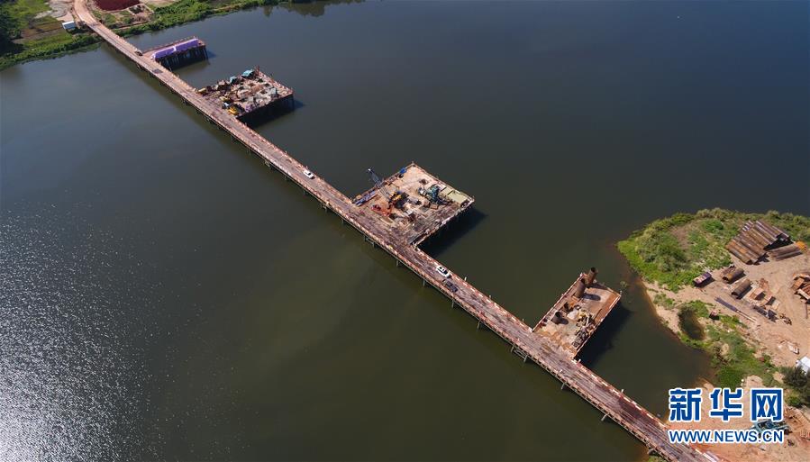(經濟)(1)海南:文臨公路施工忙